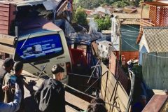 Microbús desbarranca y queda incrustado en vivienda en Playa Ancha: tres lesionados