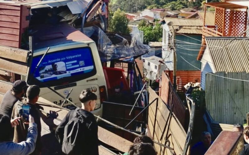 Microbús desbarranca y queda incrustado en vivienda en Playa Ancha: tres lesionados