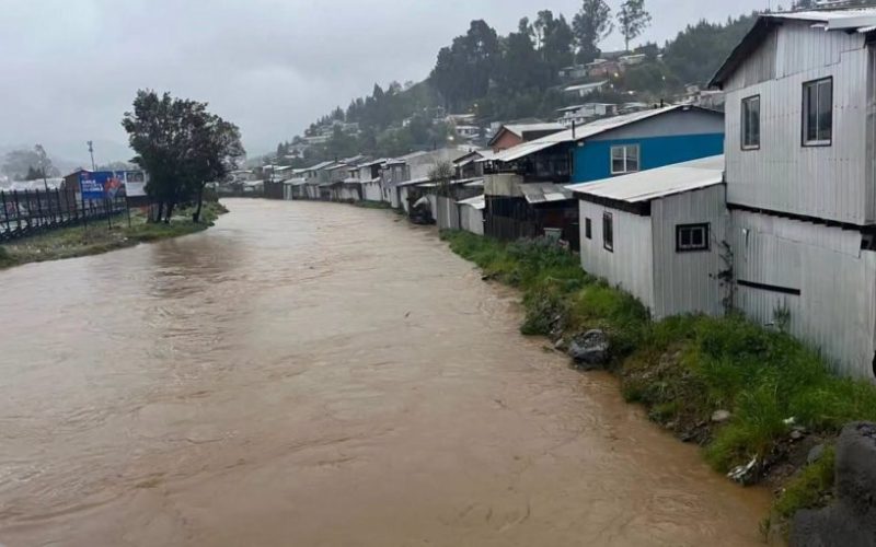 Senapred reporta 16 personas aisladas y 74 viviendas afectadas por sistema frontal entre las regiones de O’Higgins y Los Lagos