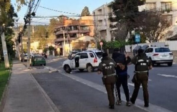 Operativo por robo de vehículo termina con disparos y dos sujetos detenidos en pleno centro de Reñaca