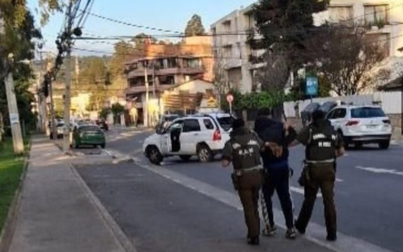 Operativo por robo de vehículo termina con disparos y dos sujetos detenidos en pleno centro de Reñaca