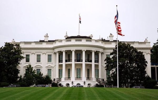 Juez federal ordena a EE. UU. restablecer de inmediato las credenciales de CNN, MSNBC y Politico en la Casa Blanca