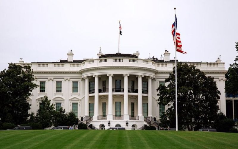 Juez federal ordena a EE. UU. restablecer de inmediato las credenciales de CNN, MSNBC y Politico en la Casa Blanca