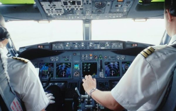 Hospitalizan a los dos pilotos del vuelo de Flydubai tras aterrizaje de emergencia en Arabia Saudita