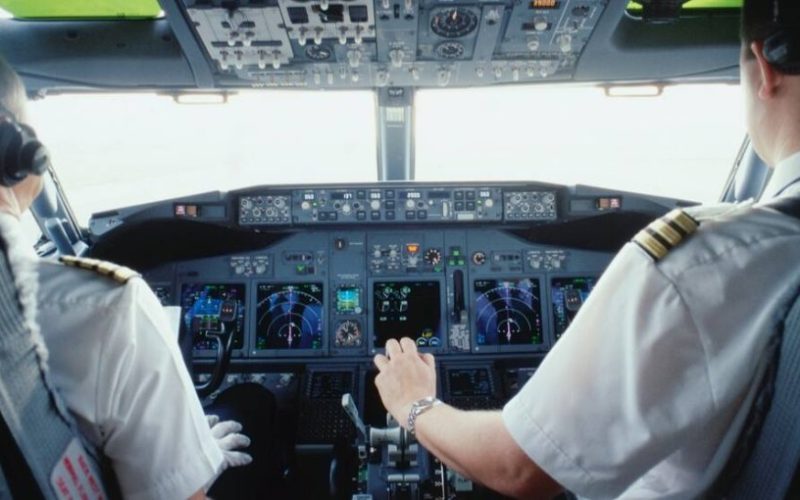 Hospitalizan a los dos pilotos del vuelo de Flydubai tras aterrizaje de emergencia en Arabia Saudita