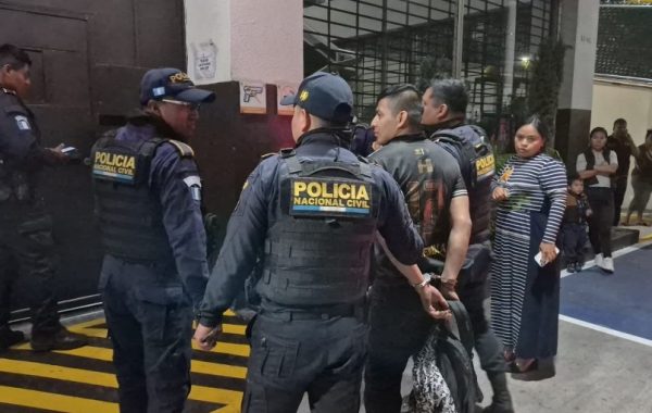Policía de Guatemala levanta bloqueos en carreteras tras protestas por alza en el precio del combustible
