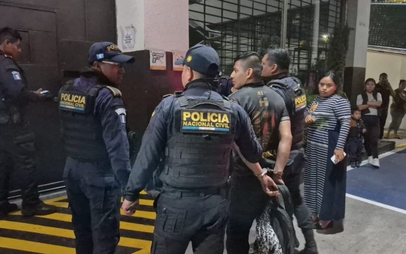 Policía de Guatemala levanta bloqueos en carreteras tras protestas por alza en el precio del combustible