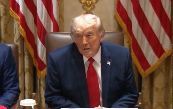 Trump cuestiona intervención del Reino Unido en Malvinas y ofrece mediar