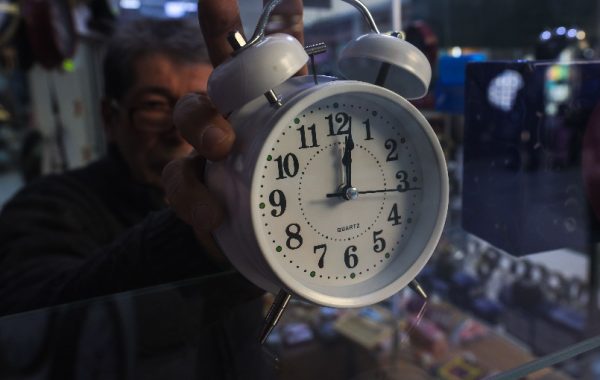 Comienza el horario de verano: Relojes se adelantan una hora este sábado a la medianoche