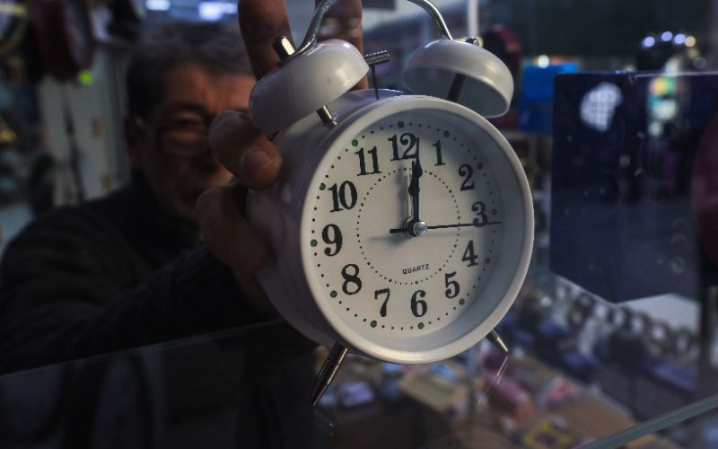 Comienza el horario de verano: Relojes se adelantan una hora este sábado a la medianoche