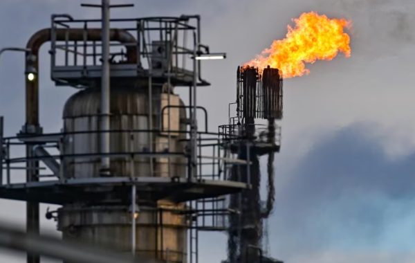 Precio del petróleo se dispara a más de US$ 100 el barril tras cierre de oleoducto saudí