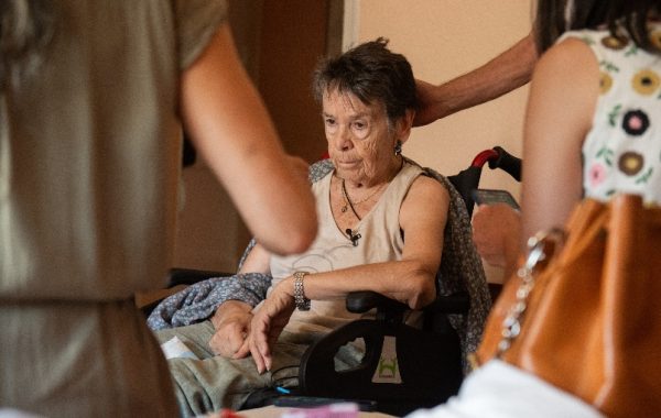 Acuerdo permite a española de 87 años volver a casa de la que fue desalojada en Madrid