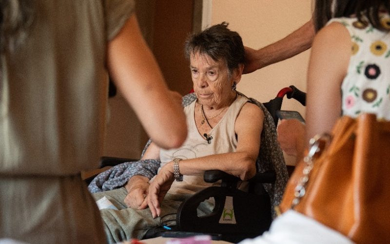 Acuerdo permite a española de 87 años volver a casa de la que fue desalojada en Madrid