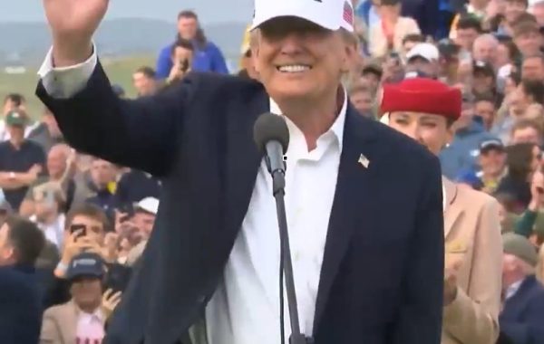 Trump levanta aranceles al whisky irlandés durante torneo de golf