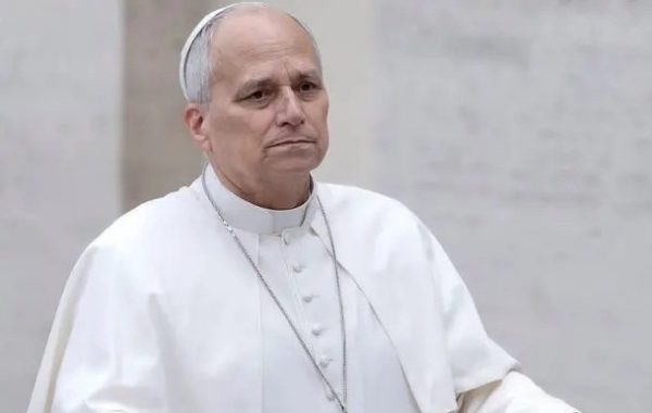 Médicos del Papa informan que camina y se recupera "según lo previsto" tras su cirugía por un cáncer de pulmón