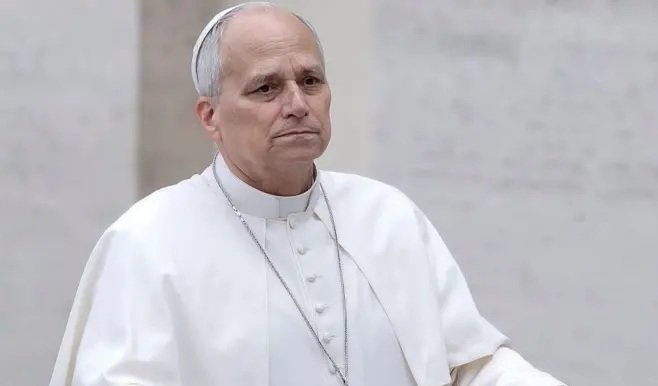 Médicos del Papa informan que camina y se recupera "según lo previsto" tras su cirugía por un cáncer de pulmón