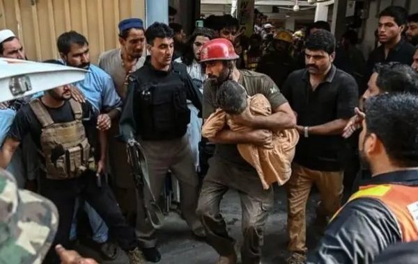 Mueren más de 30 niños y un profesor tras el derrumbe del techo de una escuela en Pakistán