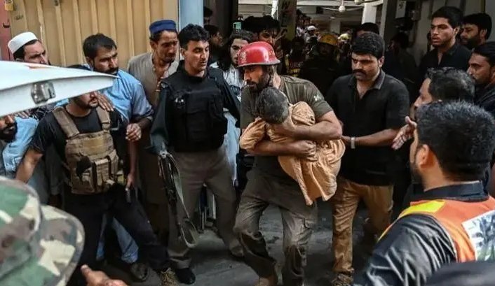 Mueren más de 30 niños y un profesor tras el derrumbe del techo de una escuela en Pakistán