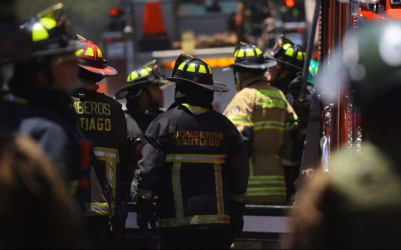 Cuerpo de Bomberos de Santiago ordenó acuartelamiento preventivo ante llegada de sistema frontal