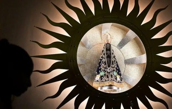 Por qué los católicos votan más a Lula, los evangélicos a Bolsonaro y cómo la polémica por una virgen influye en las elecciones de Brasil