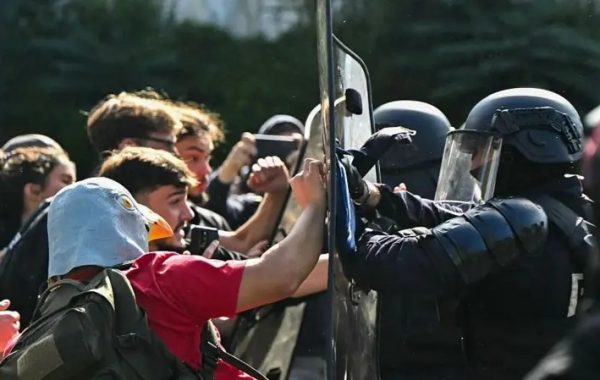 Comisión de DD.HH. de Francia muestra "preocupación" ante "uso desproporcionado de la fuerza" en protestas estudiantiles