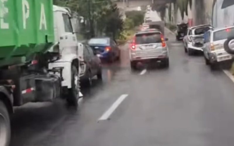 Colisión involucró a un camión y a cinco vehículos en el Camino Internacional en Viña del Mar