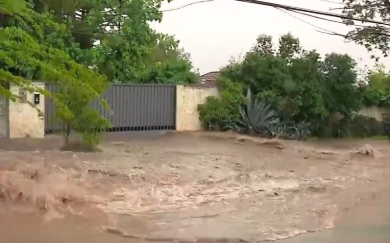 Lluvias provocan inundaciones en San Carlos de Apoquindo y activación de quebradas en camino a Farellones