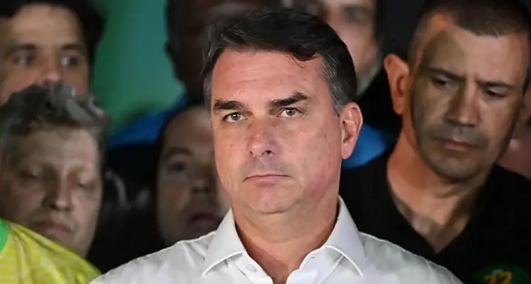 Diputado del Partido Liberal confirmó que Flávio Bolsonaro partió rumbo al "exilio" en EE.UU.