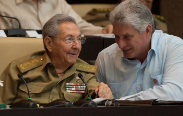 Presidente de Cuba arremete contra orden de captura de Raúl Castro en Estados Unidos: la calificó de "patético circo miamense"