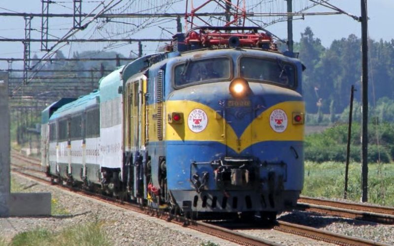 Una persona resultó con lesiones leves tras ser atropellado por el tren de la Teletón a metros de la estación en Talca