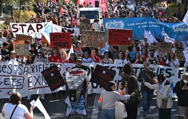 Masiva marcha de estudiantes en Francia previo al debate sobre los presupuestos nacionales para 2027
