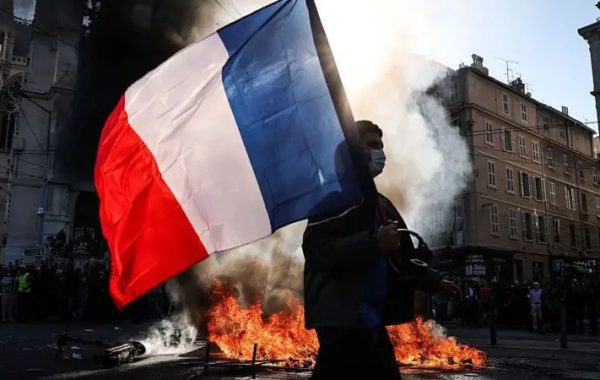 Francia decreta toques de queda parciales y condena a los "ladrones" y "delincuentes" detrás de los violentos disturbios