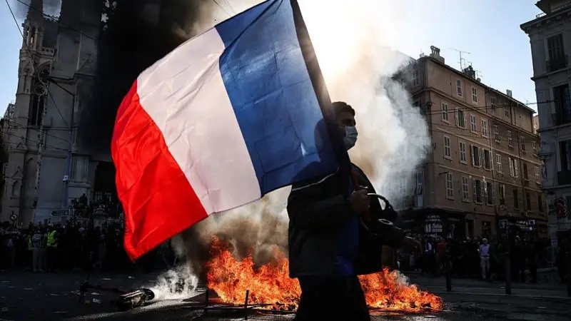 Francia decreta toques de queda parciales y condena a los "ladrones" y "delincuentes" detrás de los violentos disturbios