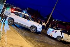 Violento turbazo en supermercado termina con guardia agredido y dos automóviles incendiados en cerro Rodelillo de Valparaíso