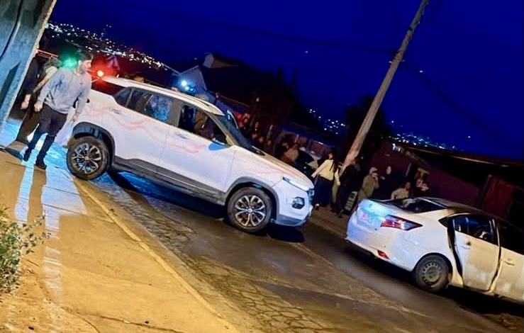 Violento turbazo en supermercado termina con guardia agredido y dos automóviles incendiados en cerro Rodelillo de Valparaíso
