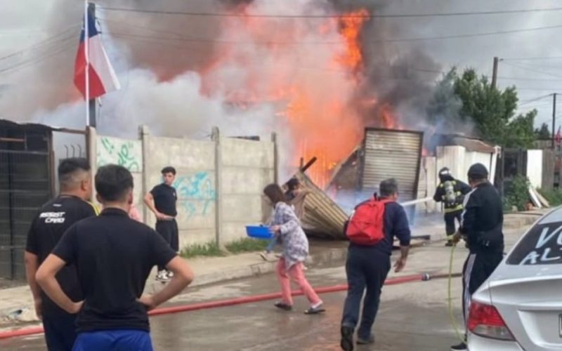 Incendio consume completamente una casa – habitación en el sector sur de Villa Alemana