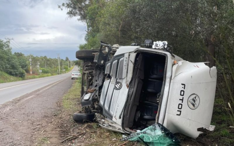 Camión volcó en la ruta que une Quillota con Concón: conductor resultó lesionado