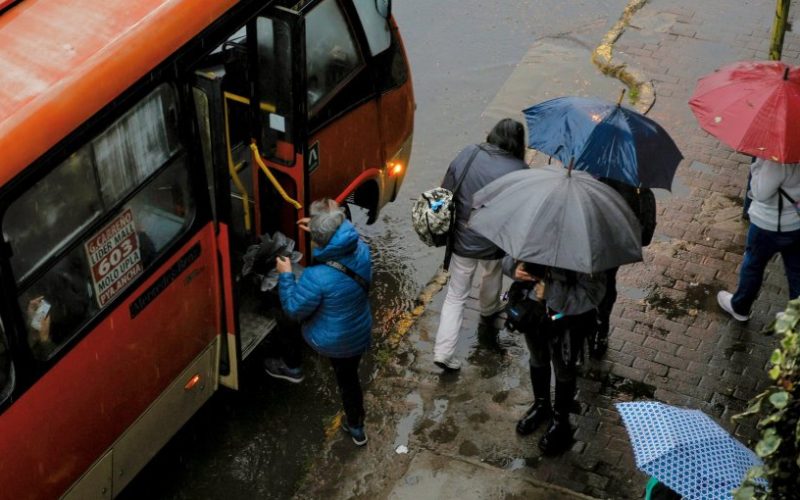 Transporte público y suspensión de clases: las dos grandes manchas que dejó el paso del sistema frontal por la región de Valparaíso
