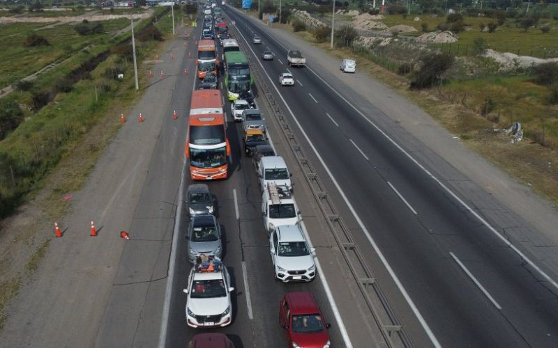 Proyectan que más de 442 mil vehículos saldrán de la región Metropolitana durante este fin de semana largo
