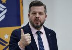 Kaiser cuestiona edad de Bachelet ante eventual candidatura presidencial y afirma que "su salud está deteriorada"