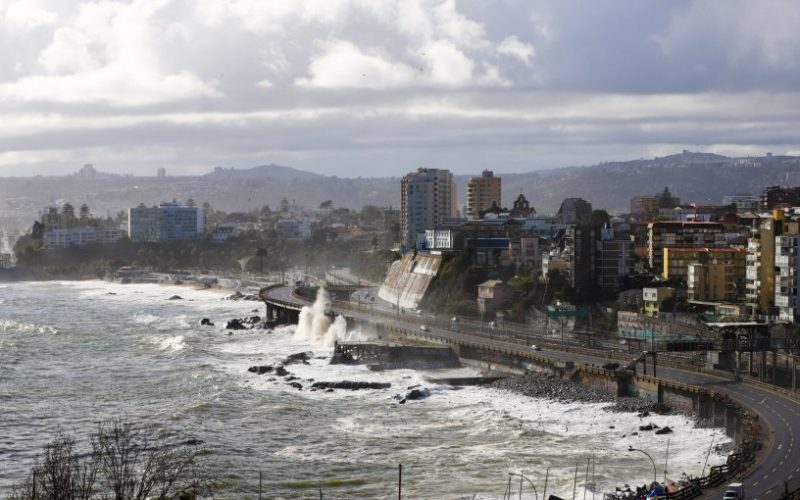 Con fuertes lluvias y truenos, sistema frontal comienza a azotar a Valparaíso y Viña del Mar