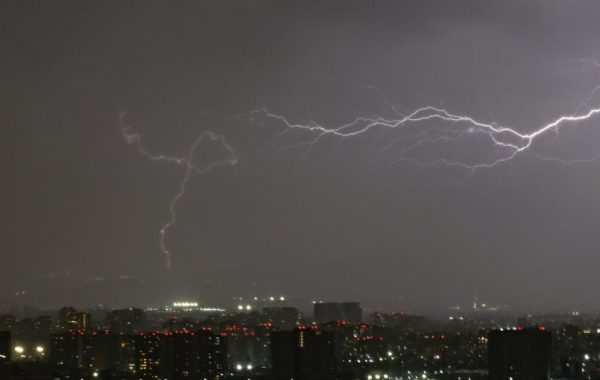Declaran Alerta Temprana Preventiva para la región Metropolitana ante probables tormentas eléctricas y precipitaciones