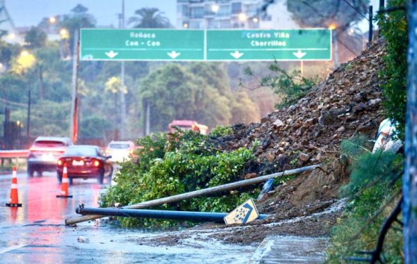 Informe de Sernageomin instruye cierre de escalera y medidas de resguardo tras nuevo derrumbe en Av. España hacia Viña del Mar