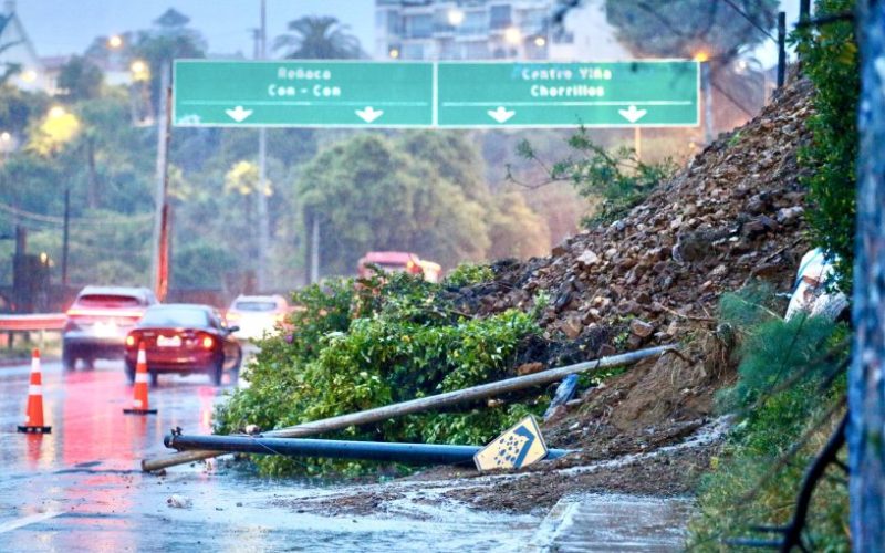 Informe de Sernageomin instruye cierre de escalera y medidas de resguardo tras nuevo derrumbe en Av. España hacia Viña del Mar