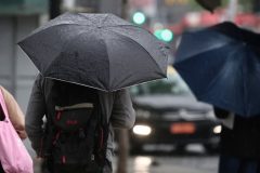 Alcaldesa de Quilpué pide suspender clases este martes por pronóstico de lluvia y viento