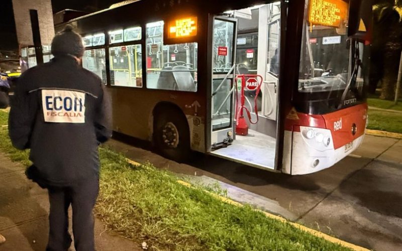 Interceptan un bus RED a mano armada para trasladar a hombre acribillado en Macul: falleció en el hospital