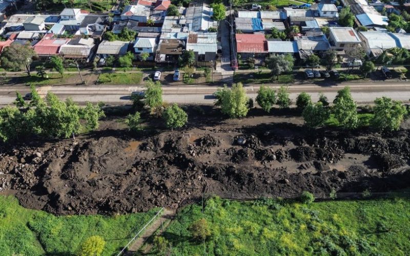 Las Condes habilita el Parque Anakena como centro de acopio de escombros y barro tras el aluvión