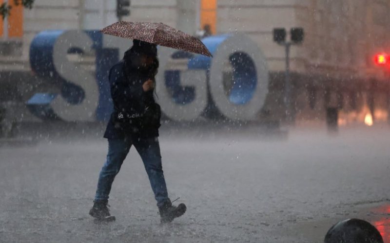 Declaran Alerta Roja para la región Metropolitana ante lluvia, granizos y tormentas eléctricas