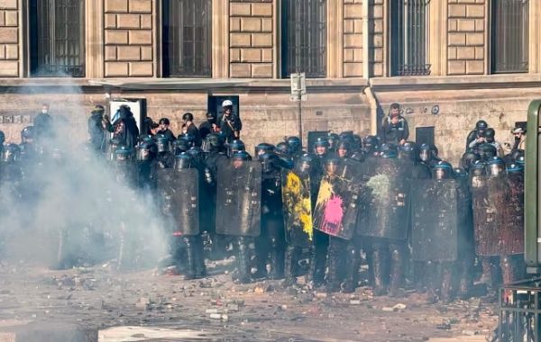 Macron rechaza la renuncia del ministro del Interior tras disturbios y exige un cambio "lo antes posible" en los operativos policiales