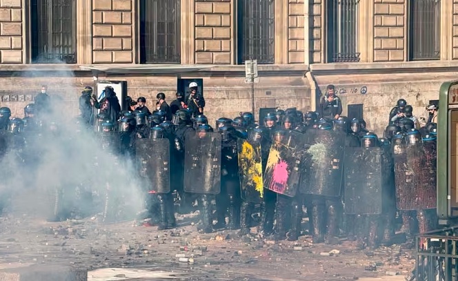 Macron rechaza la renuncia del ministro del Interior tras disturbios y exige un cambio "lo antes posible" en los operativos policiales